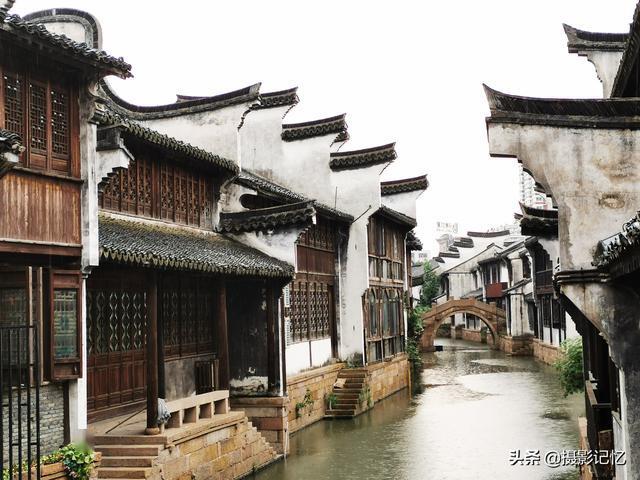 想挖董宇辉,又放低主播门槛 京东直播着急翻盘